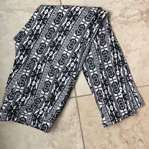 🎉Sale 5/$25 clothes and shoes!
Aztec print jeans!